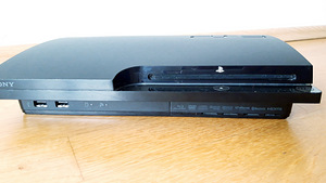 Sony PlayStation 3 Slim 160GBкомплект (6 фото из 10)