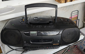 Sony CFD-110 kaasaskantav kahe kassettmängijaga magnetofon (6 foto / 8)