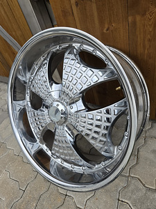 Литые диски AKUZA R22 хром (2 фото из 7)