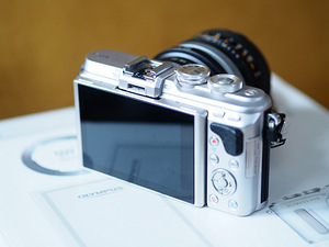 Olympus PEN E-PL8 komplekt koos objektiividega. (4 foto / 8)