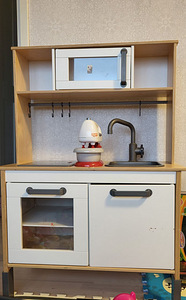 Ikea mängu köök ,kaasas annan erinevad köögi mänguasjad,kõik (1 foto / 10)