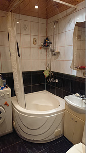 KÕIK SISALDATUD. ÜÜRIDA TUBA KAHETOALISES KORTERIS (4 foto / 5)