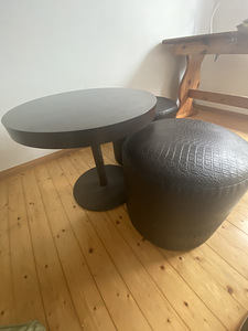 Ilus stiilne mööbel nahast. Ümmargune laud ja tumbad. (1 foto / 5)