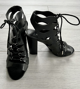 Guess (3 foto / 5)