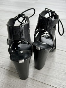 Guess (4 foto / 5)