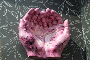 Подставка "Руки" с цветами