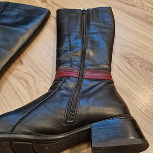 Женские сапоги (2 фото из 7)