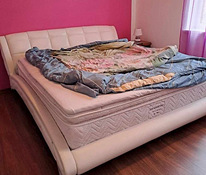Кровать с матрасом 180х200см.