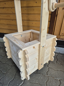 Деревянный цветочный колодец (2 фото из 4)