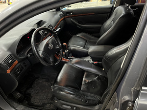Toyota Avansis 2,0D Man (6 foto / 6)