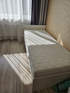 Кровать с матрасом (3 фото из 7)