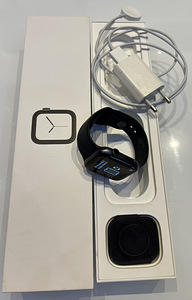 Apple Watch 4 / 44 мм, серый космос, черный алюминий (GPS)