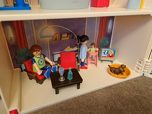 Playmobil nukumaja koos nukkude, mööbli ja tarvikutega (3 foto / 10)