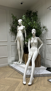Mannekeenid Genesis (3 foto / 3)
