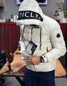 Moncler (6 foto / 7)