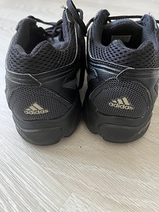 Adidas кроссовки (3 фото из 4)