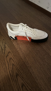 Кроссовки Vulcanized low-top Off-White (3 фото из 3)