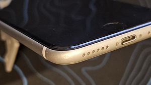 iPhone SE 2020 64gb (valge) (4 foto / 6)