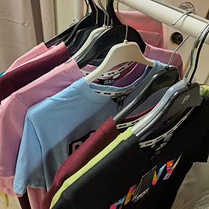 T Hilfigeri ja DKNY t-särgid UUED ORIGINAAL (3 foto / 3)