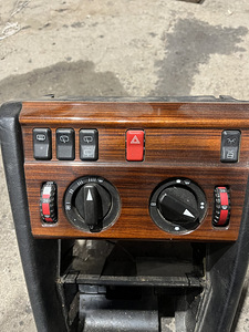 W124 keskkonsool (5 foto / 8)