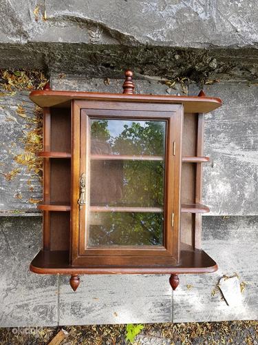 Старинный маленький навесной шкаф со стеклянной дверцей (фото #2)