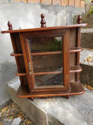 Старинный маленький навесной шкаф со стеклянной дверцей (фото #3)