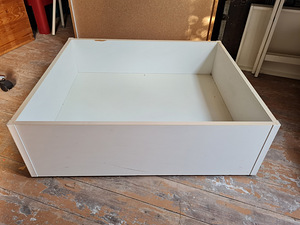 Ratastel sahtel- kast voodi alla (1 foto / 4)