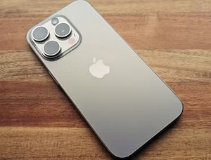 iPhone 15 Pro - 128GB Natural Titanium (1 foto / 3)