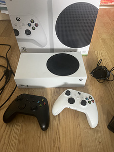 Xbox Series S + 2 перезаряжаемых пульта