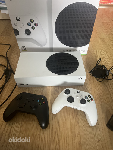 Xbox Series S + 2 перезаряжаемых пульта (фото #1)