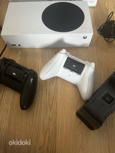 Xbox Series S + 2 перезаряжаемых пульта (фото #2)