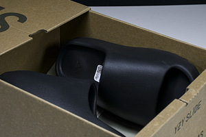 YEEZY SLIDE (4 foto / 4)
