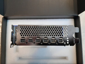 AMD Radeon Pro VII 16 GB HBM2 6xDP (9 foto / 10)
