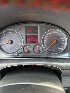 М: Volkswagen Touran (10 фото из 15)