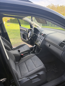 М: Volkswagen Touran (12 фото из 15)