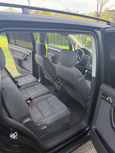 М: Volkswagen Touran (14 фото из 15)