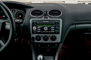 Ford Focus 2006 (14 foto / 15)