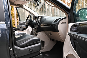 Lancia Voyager Platinum 2.8 131kW (2 foto / 8)