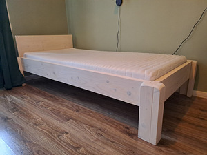 Деревянная кровать 108×216 с матрасом 90×200