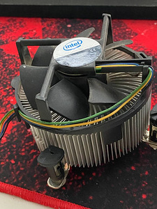 Процессор Intel Core 2 Duo с радиатором и кулером (3 фото из 5)