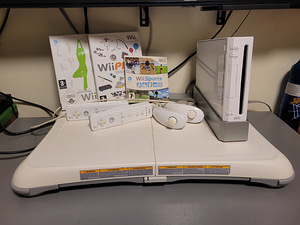 Nintendo Wii + баланс-борд + 2 пары пультов + игры