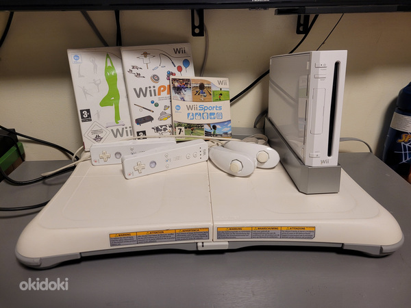 Nintendo Wii + баланс-борд + 2 пары пультов + игры (фото #1)