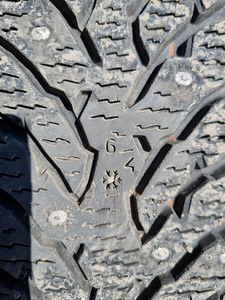 255/40 R19 Nokian Hakkapeliitta 9 naastrehvid (2 foto / 9)