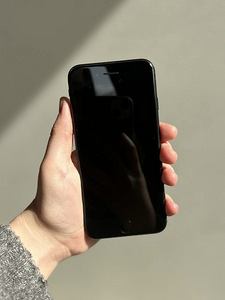 iPhone SE 2022 64GB (1 foto / 3)