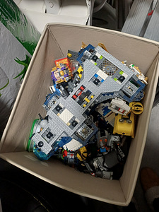 Продам ящик деталек Lego (1 фото из 3)