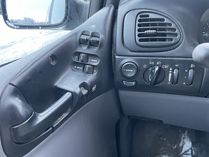 Chrysler Voyager (8 фото из 10)