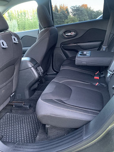 Jeep Cherokee (7 фото из 12)