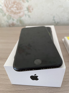 iPhone SE (2020) 128GB Space grey (2 фото из 4)