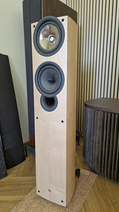 Напольные колонки KEF iQ5 (клен) (1 фото из 10)