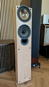 Напольные колонки KEF iQ5 (клен) (2 фото из 10)